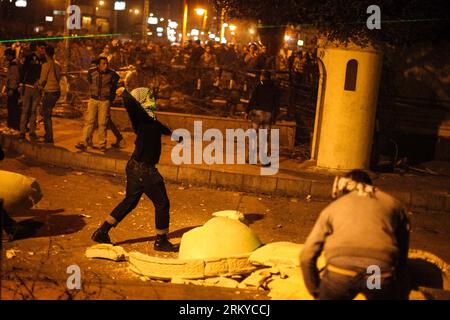 Bildnummer: 59193536  Datum: 08.02.2013  Copyright: imago/Xinhua (130208) -- CAIRO, Feb. 8, 2013 (Xinhua) -- Egyptian protesters throw stones and molotov bombs inside the presidential palace in Cairo, Feb. 8, 2013. Egyptian protesters and hundreds of saboteurs attacked Al-Etehadeya presidential palace after protesting against president Mohamed Morsi earlier Friday morning, riot police responded later by teargas and water canons. Opposition movements and parties organised anti-Morsi rallies around the country on Friday. (Xinhua/Amru Salahuddien) EGYPT-CAIRO-PRESIDENTIAL PALACE CLASHES-UNREST PU Stock Photo