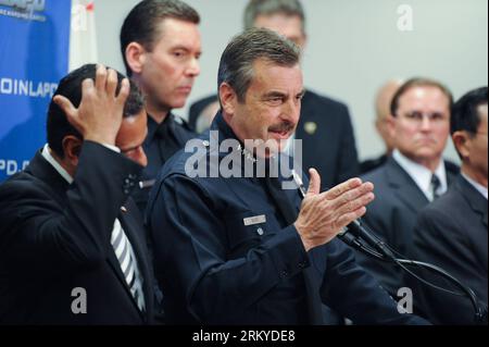 Bildnummer: 59202649  Datum: 10.02.2013  Copyright: imago/Xinhua (130211) -- LOS ANGELES, Feb. 11, 2013 (Xinhua) -- Police Chief of Los Angeles Charlie Beck (C) speaks during a news conference in Los Angeles, the Untied States, on Feb. 10, 2013. Los Angeles police Sunday announced a reward of 1 million U.S. dollars for information leading to the capture of a former officer suspected of killing three people. (Xinhua/Yang Lei) (dtf) U.S.-LOS ANGELES-DORNER-BOUNTY PUBLICATIONxNOTxINxCHN Gesellschaft people Amok Amoklauf Kopfgeld xas x0x 2013 quer premiumd      59202649 Date 10 02 2013 Copyright I Stock Photo