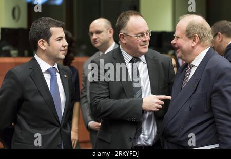 Bildnummer: 59216174  Datum: 13.02.2013  Copyright: imago/Xinhua (130213) -- BRUSSELS, Feb. 13, 2013 (Xinhua) -- (L-R) Romanian Minister of Agriculture Daniel Constantin, Luxembourg Minister of Agriculture, Viticulture, & Rural Development Romain Schneider and Sweden Minister of Rural Affairs Eskil Erlandsson chat before a meeting at EU headquarters in Brussels, capital of Belgium, Feb. 13, 2013, to discuss responses to the discovery of horsemeat in beef products in several EU countries. (Xinhua/Thierry Monasse) BELGIUM-EU-AGRICULTURE-HORSEMEAT PUBLICATIONxNOTxINxCHN Politik people EU xas x0x Stock Photo