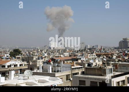 Bildnummer: 59253117  Datum: 21.02.2013  Copyright: imago/Xinhua (130221) -- DAMASCUS, Feb. 21, 2013 (Xinhua) -- Smoke is seen billowing over the city center after a big blast rattled al-Thawra Street in central Damascus, Syria, Feb. 21, 2013. (Xinhua/Bassem Tllawi) (zy) SYRIA-DAMASCUS-BLAST PUBLICATIONxNOTxINxCHN Gesellschaft Politik Anschlag Explosion Syrien Bombenexplosion Bürgerkrieg Autobombe x0x xub 2013 quer premiumd      59253117 Date 21 02 2013 Copyright Imago XINHUA  Damascus Feb 21 2013 XINHUA Smoke IS Lakes  Over The City Center After a Big Blast rattled Al Thawra Street in Central Stock Photo