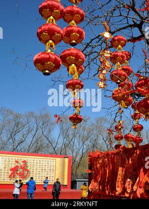 Bildnummer: 59258552  Datum: 22.02.2013  Copyright: imago/Xinhua (130222) -- BEIJING, Feb. 22, 2013 (Xinhua) -- visit the Old Summer Palace, or Yuanmingyuan, in Beijing, capital of China, Feb. 22, 2013. Thousands of red lanterns are hung at the imperial garden to greet the upcoming Lantern Festival, which falls on Feb. 24 this year. (Xinhua/Li Xin) (ry) CHINA-BEIJING-LANTERN FESTIVAL-PREPARATION (CN) PUBLICATIONxNOTxINxCHN Gesellschaft Kultur Passanten Laternen Laternenfest x0x xrj 2013 hoch      59258552 Date 22 02 2013 Copyright Imago XINHUA  Beijing Feb 22 2013 XINHUA Visit The Old Summer P Stock Photo