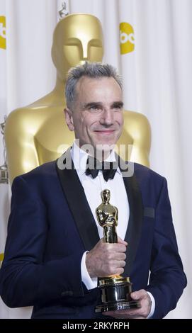 Bildnummer: 59267177  Datum: 24.02.2013  Copyright: imago/Xinhua LOS ANGELES, Daniel Day Lewis, Best Actor for Lincoln , poses with his Oscar backstage at the 85th Academy Awards in Hollywood, California Feb. 24, 2013. (Xinhua/Yang Lei) (zf) US-HOLLYWOOD-OSCAR-ACADEMY AWARDS PUBLICATIONxNOTxINxCHN Kultur Entertainment People Film 85. Annual Academy Awards Oscar Oscars Hollywood Preisträger xas x0x 2013 hoch premiumd     59267177 Date 24 02 2013 Copyright Imago XINHUA Los Angeles Daniel Day Lewis Best Actor for Lincoln Poses With His Oscar Backstage days AT The 85th Academy Awards in Hollywood Stock Photo