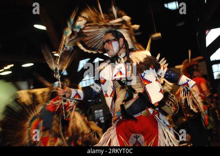 Bildnummer: 59267701  Datum: 24.02.2013  Copyright: imago/Xinhua VANCOUVER, An aboriginal man dances at the Native Indian Pow Wow as part of the annual Talking Stick Aboriginal Arts Festival in Vancouver, Canada on Feb. 24, 2013. The Talking Stick Festival is a two week celebration which aims at preserving and promoting the language, culture and art forms of the First Nations by developing and presenting aboriginal traditions of music, dance and storytelling in a contemporary and entertaining way. (Xinhua/Sergei Bachlakov) (bxq) CANADA-VANCOUVER-POW WOW PUBLICATIONxNOTxINxCHN Gesellschaft Kult Stock Photo