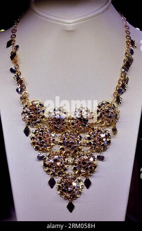 Bildnummer: 59322677  Datum: 08.03.2013  Copyright: imago/Xinhua A necklace is exhibited during the 30th Hong Kong International Jewellery Show in Hong Kong, south China, March 8, 2013. The five-day show attracted more than 3,300 jewellery exhibitors from 49 countries and regions. (Xinhua/Chen Xiaowei) (lfj) CHINA-HONG KONG-JEWELLERY SHOW (CN) PUBLICATIONxNOTxINxCHN Wirtschaft Gesellschaft Schmuck Collier Kette Objekte x0x xds 2013 hoch     59322677 Date 08 03 2013 Copyright Imago XINHUA a Necklace IS exhibited during The 30th Hong Kong International Jewellery Show in Hong Kong South China Mar Stock Photo