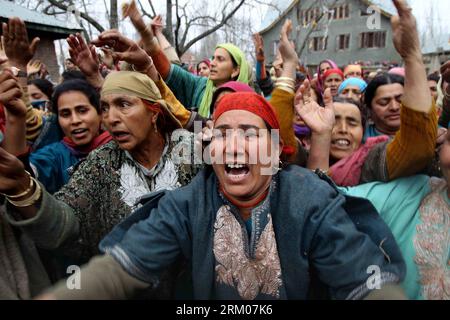 Bildnummer: 59340083  Datum: 12.03.2013  Copyright: imago/Xinhua (130312) -- SRINAGAR, March 12, 2013 (Xinhua) -- Kashmiris shout slogans as they mourn over the death of a truck driver Riyaz Ahmad Khanday during his funeral procession at Matipora village in Anantnag district, 70km south of Srinagar, the summer capital of Indian-controlled Kashmir, March 12, 2013. A 23-year-old youth was killed after Indian army troopers opened gunfire on protesters in Baramulla town, around 55 km northwest of Srinagar city. The killing triggered massive anti-India protests and clashes in which Khanday was badl Stock Photo