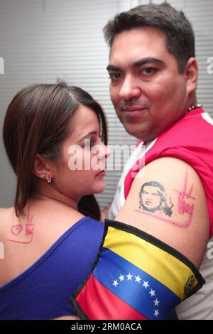 Bildnummer: 59359343  Datum: 15.03.2013  Copyright: imago/Xinhua CARACAS, March 15, 2013 - A man shows his tattoo with the image and sign of late Venezuelan President Hugo Chavez in the city of Caracas, capital of Venezuela, on March 15, 2013. The body of late Venezuelan President Hugo Chavez was carried from the Military Academy to the Mountain Barracks, in the city of Caracas, on Friday. Hundreds of thousands of Venezuelans Friday marched alongside the casket of their late President Hugo Chavez, as his remains were taken to the mountaintop barracks he once called home and today houses the Hi Stock Photo