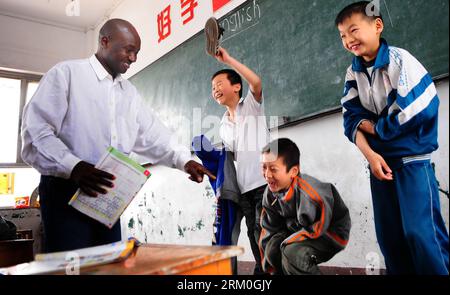 Bildnummer: 59415786  Datum: 12.04.2011  Copyright: imago/Xinhua (130320) -- (Xinhua) -- An Nigerian volunteer teaches English at a school for children of rural migrant workers in Wuhan, capital of central China s Hubei Province, April 21, 2011. The China-Africa strategic cooperation has created a promising win-win scenario for the world s largest developing country and the fast-emerging continent over past decades. Chinese President XixJinping will visit Tanzania, South Africa and the Republic of Congo later this month and attend the fifth BRICS summit on March 26-27 in Durban, South Africa. Stock Photo
