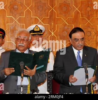 Bildnummer: 59438400  Datum: 25.03.2013  Copyright: imago/Xinhua Pakistani President Asif Ali Zardari (R, front) administers the oath to Pakistan s interim Prime Minister Mir Hazar Khan Khoso (L, front) during the sworn-in ceremony in Islamabad, capital of Pakistan, March 25, 2013. Khoso was sworn in on Monday, local media reported. (Xinhua/PID) PAKISTAN-ISLAMABAD-NEW CARETAKER PM-KHOSO PUBLICATIONxNOTxINxCHN People Politik premiumd x0x xkg 2013 quadrat     59438400 Date 25 03 2013 Copyright Imago XINHUA Pakistani President Asif Ali Zardari r Front administer The OATH to Pakistan S Interim Pri Stock Photo