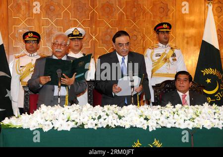 Bildnummer: 59438399  Datum: 25.03.2013  Copyright: imago/Xinhua Pakistani President Asif Ali Zardari (C) administers the oath to Pakistan s interim Prime Minister Mir Hazar Khan Khoso (L, front) during the sworn-in ceremony in Islamabad, capital of Pakistan, March 25, 2013. Khoso was sworn in on Monday, local media reported. (Xinhua/PID) PAKISTAN-ISLAMABAD-NEW CARETAKER PM-KHOSO PUBLICATIONxNOTxINxCHN People Politik premiumd x0x xkg 2013 quer     59438399 Date 25 03 2013 Copyright Imago XINHUA Pakistani President Asif Ali Zardari C administer The OATH to Pakistan S Interim Prime Ministers me Stock Photo