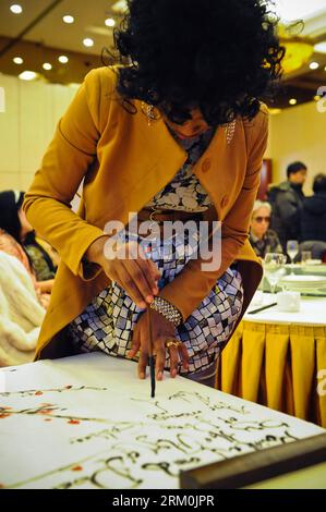 Bildnummer: 59440563  Datum: 25.03.2013  Copyright: imago/Xinhua Aida Yang creates a Chinese painting in her studio in Beijing, capital of China, Jan. 24, 2013. I feel that he is a good man, and I want to be with him. Recalling the first time Aida saw her husband two years ago in her hometown Freetown, the 26-year-old Barbie-like lady lost in sweet memory, Language or distance is not a problem. This love at first sight unveiled when the Sierra Leone girl met with Yang Yan, a 58-year-old Chinese painter two years ago when Yang Yan traveled to Aida s hometown Freetown, Sierra Leone. Aida married Stock Photo