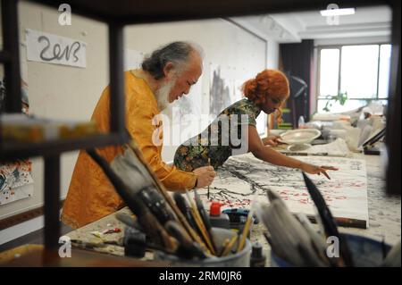 Bildnummer: 59440567  Datum: 25.03.2013  Copyright: imago/Xinhua (130326) -- BEIJING, Marcj 26, 2013 (Xinhua) -- Aida Yang and her husband Yang Yan create a Chinese painting in their studio in Beijing, capital of China, March 7, 2013. I feel that he is a good man, and I want to be with him. Recalling the first time Aida saw her husband two years ago in her hometown Freetown, the 26-year-old Barbie-like lady lost in sweet memory, Language or distance is not a problem. This love at first sight unveiled when the Sierra Leone girl met with Yang Yan, a 58-year-old Chinese painter two years ago when Stock Photo