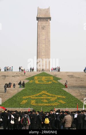 Bildnummer: 59460463  Datum: 30.03.2013  Copyright: imago/Xinhua Visitors pay respect to a monument at Yuhuatai Martyr Cemetery in Nanjing, capital of east China s Jiangsu Province, March 30, 2013. Various memorial ceremonies were held across the country to pay respect to martyrs ahead of the Qingming Festival, or Tomb Sweeping Day, which falls on April 4 this year. (Xinhua) (ry) CHINA-QINGMING FESTIVAL-MEMORIAL CEREMONIES (CN) PUBLICATIONxNOTxINxCHN Gesellschaft xas x2x 2013 hoch premiumd o0 Friedhof Trauer Gedenken  Totenfest Totengedenken Denkmal     59460463 Date 30 03 2013 Copyright Imago Stock Photo
