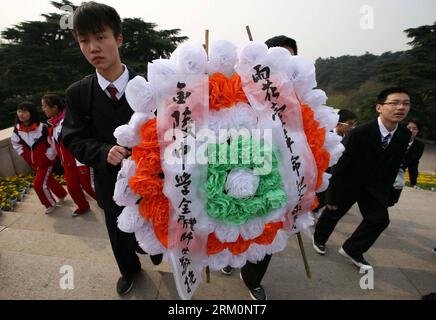 Bildnummer: 59460477  Datum: 30.03.2013  Copyright: imago/Xinhua Students present a wreath to a monument at Yuhuatai Martyr Cemetery in Nanjing, capital of east China s Jiangsu Province, March 30, 2013. Various memorial ceremonies were held across the country to pay respect to martyrs ahead of the Qingming Festival, or Tomb Sweeping Day, which falls on April 4 this year. (Xinhua) (ry) CHINA-QINGMING FESTIVAL-MEMORIAL CEREMONIES (CN) PUBLICATIONxNOTxINxCHN Gesellschaft xas x2x 2013 quer o0 Friedhof Trauer Gedenken  Totenfest Totengedenken Kranz     59460477 Date 30 03 2013 Copyright Imago XINHU Stock Photo