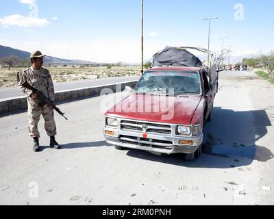 Bildnummer: 59463827  Datum: 31.03.2013  Copyright: imago/Xinhua (130331) -- QUETTA, March 31, 2013 (Xinhua) -- A Pakistani Paramilitary soldier stands guard beside a damaged security forces vehicle at the bomb blast site in southwest Pakistan s Quetta on March 31, 2013. At least 537 were killed and 1,103 others got injured in 54 bomb blasts including 11 attacks of suicide nature that ripped through different areas of Pakistan during the first quarter of the current year of 2013, according to official figures. (Xinhua/Mohammad) PAKISTAN-QUETTA-SECURITY PUBLICATIONxNOTxINxCHN Gesellschaft Polit Stock Photo