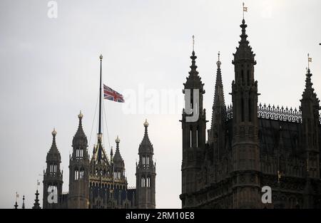 Bildnummer: 59485824  Datum: 08.04.2013  Copyright: imago/Xinhua (130408) -- LONDON, April 8, 2013 (Xinhua) -- The Union Flag flies at half mast over the Houses of Parliament following the death of former British Prime Minister Margaret Thatcher in London, Britain, on April 8, 2013. It has been confirmed that Lady Thatcher died this morning following a stroke at the age of 87. (Xinhua/Wang Lili) BRITAIN-LONDON-LADY THATCHER-FLAGS PUBLICATIONxNOTxINxCHN Politik GBR England Trauer Gedenken Tod Fahne Halbmast xns x0x 2013 quer premiumd     59485824 Date 08 04 2013 Copyright Imago XINHUA  London A Stock Photo