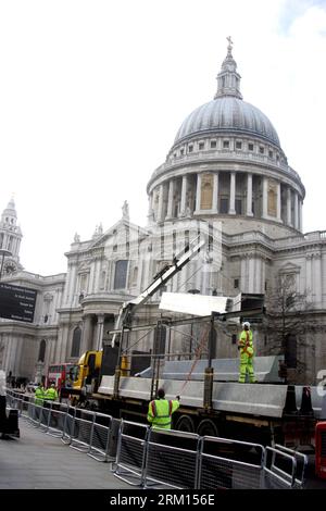 Bildnummer: 59515433  Datum: 14.04.2013  Copyright: imago/Xinhua (130414) -- LONDON, April 14, 2013 (Xinhua) -- Workers are busy working with the funeral preparation of the late British former Prime Minister Margaret Thatcher outside the St. Paul s Cathedral in the city of London on April 14, 2013. Over 2,000 guests have been invited to the April 17 funeral of Margaret Thatcher at St. Paul s Cathedral including global political figures, celebrities and even a couple of Thatcher s old foes. The 87 year-old former prime minister died after suffering a stroke on April 8. (Xinhua/Bimal Gautam) UK- Stock Photo