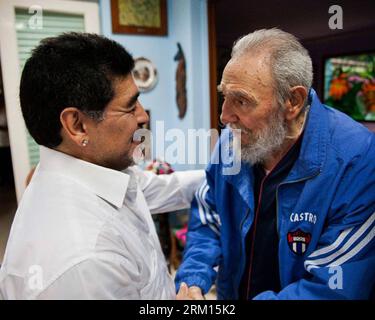 (130415) -- HAVANA, April 15, 2013 (Xinhua) -- Image provided by the Cuban official website Cubadebate, on April 15, 2013 shows former Cuban President Fidel Castro (R) talks with former Argentine soccer player Diego Armando Maradona in Havana, capital of Cuba, on April 13, 2013. The Cuban revolutionary leader Fidel Castro met former soccer player Diego Armando Maradona on Saturday in Havana, informed official Cuban press on Monday. (Xinhua/Cubadebate) (tm) (ce) (syq) CUBA-HAVANA-ARGENTINA-FIDEL CASTRO PUBLICATIONxNOTxINxCHN Stock Photo