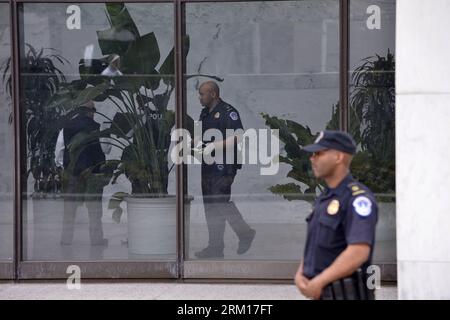 Bildnummer: 59531009  Datum: 17.04.2013  Copyright: imago/Xinhua (130417) -- WASHINGTON D.C., April 17, 2013 (Xinhua) -- A U.S. Capitol Police officer guards an entrance to the Hart Senate office building on Capitol Hill in Washington D.C., capital of the United States, April 17, 2013. U.S. Capitol Police on Wednesday evacuated the Hart and Russell Senate office buildings due to a suspicious envelop. (Xinhua/Zhang Jun) US-WASHINGTON-CAPITOL-SUSPICIOUS ENVELOP PUBLICATIONxNOTxINxCHN People Politik Brief Briefsendung Gift Giftanschlag xsp x0x premiumd 2013 quer      59531009 Date 17 04 2013 Copy Stock Photo