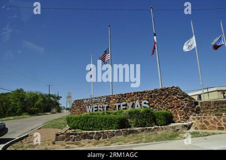 Bildnummer: 59545280  Datum: 20.04.2013  Copyright: imago/Xinhua Flags are lowered to half mast in West, Texas, the United States, April 20, 2013. The Authorities of the city of West, the U.S. state of Texas, on Saturday declared to impose curfew while allowing some of the evacuated residents to return home in the afternoon, more than two days after a powerful explosion at a local fertilizer plant that almost razed the town. (Xinhua/Zhang Yongxing) US-WEST-FERTILIZER PLANT-BLAST-CURFEW PUBLICATIONxNOTxINxCHN Gesellschaft Feuer Explosion Düngemittelfabrik xsp x0x 2013 quer     59545280 Date 20 Stock Photo