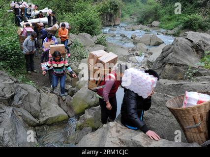 Bildnummer: 59553000  Datum: 22.04.2013  Copyright: imago/Xinhua LUSHAN, April, 2013 - Villagers carrying disaster relief supplies walk in the mountain in quake-hit Shifeng Village of Lushan County, southwest China s Sichuan Province, April 22, 2013. The road linking the Shifeng Village with the outside had been destroyed by a 7.0-magnitude earthquake on April 20. Local villagers set up a 300-member group to climb mountains to get relief supplies outside and then return to the village. Over 40 tonnes of materials had been transported and distributed to over 2,000 villagers. (Xinhua/Li Ziheng) Stock Photo