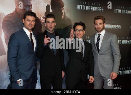 Bildnummer: 59558514  Datum: 23.04.2013  Copyright: imago/Xinhua (130423) -- SYDNEY, April 23, 2013 (Xinhua) -- Actor Karl Urban (1st L), Zachary Quinto (2nd L), Chris Pine (1st R) and Director J.J. Abrams pose for photos as they arrive for the Australian premiere of film Star Trek Into Darkness in Sydney, Australia, April 23, 2013. (Xinhua/Bai Xue) (jyc) AUSTRALIA-SYDNEY-STAR TREK INTO DARKNESS-PREMIERE PUBLICATIONxNOTxINxCHN People Entertainment x0x xdd premiumd 2013 quer Aufmacher      59558514 Date 23 04 2013 Copyright Imago XINHUA  Sydney April 23 2013 XINHUA Actor Karl Urban 1st l Zachar Stock Photo