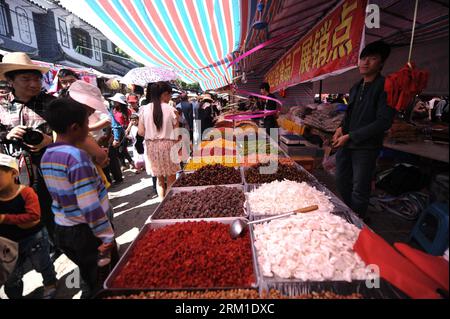 Bildnummer: 59564267  Datum: 24.04.2013  Copyright: imago/Xinhua (130424) -- DALI, April 24, 2013 (Xinhua) -- Food and snacks are seen sold on a open market as the March Street Festival opens in Dali Bai Autonomous Prefecture, southwest China s Yunnan Province , April 24, 2013. The 2013 Dali March Street Festival, opening each year on March 15 of Chinese Lunar calendar, is a traditional carnival of Bai ethnic group containing folk art and sports activity and merchandise expo. (Xinhua/Qin Qing) (cxy) CHINA-YUNNAN-DALI-MARCH STREET FESTIVAL (CN) PUBLICATIONxNOTxINxCHN xcb x0x 2013 quer      5956 Stock Photo