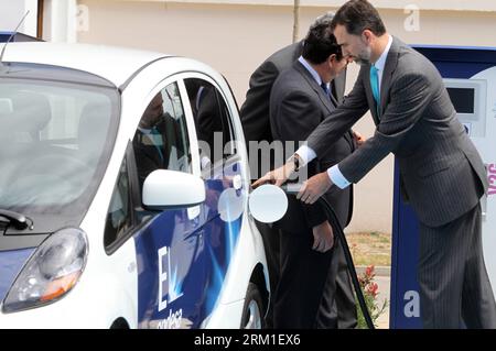 Bildnummer: 59571977  Datum: 25.04.2013  Copyright: imago/Xinhua Spain s Crown Prince Felipe (R) attends the inauguration ceremony of the Zem2All project at Automobile Museum of Malaga, in Malaga, Spain, on April 25, 2013. (Xinhua/AGENCIAPUNTOPRESS) SPAIN-MALAGA-PRINCE PUBLICATIONxNOTxINxCHN People Entertainment Adel x0x xdd 2013 quer     59571977 Date 25 04 2013 Copyright Imago XINHUA Spain S Crown Prince Felipe r Attends The Inauguration Ceremony of The  Project AT Automobiles Museum of Malaga in Malaga Spain ON April 25 2013 XINHUA  Spain Malaga Prince PUBLICATIONxNOTxINxCHN Celebrities Ent Stock Photo