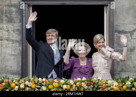 Bildnummer: 59584487  Datum: 30.04.2013  Copyright: imago/Xinhua (130430) -- AMSTERDAM, April 30, 2013 (Xinhua) -- Dutch King Willem-Alexander (L), his wife Queen Maxima (R), and Princess Beatrix (C) wave to the crowd on the balcony of the Royal Palace in Amsterdam, April 30, 2013. After 33 years on the throne, Dutch Queen Beatrix abdicated in favor of her son Willem-Alexander on Tuesday. (Xinhua ) (bxq) NETHERLANDS-AMSTERDAM-KING PUBLICATIONxNOTxINxCHN People Entertainment Adel Königshaus Niederlande Thronwechsel Thronfolge xdp x1x 2013 quer Aufmacher premiumd  o0 Familie privat     59584487 Stock Photo