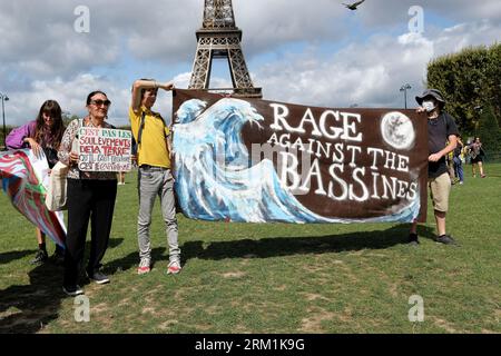 Partis du département des deux sèvres les écologistes du convoi de l'eau, sont arrivés samedi sur le champ de Mars à Paris en vélos Stock Photo
