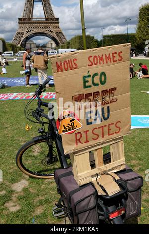 Partis du département des deux sèvres les écologistes du convoi de l'eau, sont arrivés samedi sur le champ de Mars à Paris en vélos Stock Photo