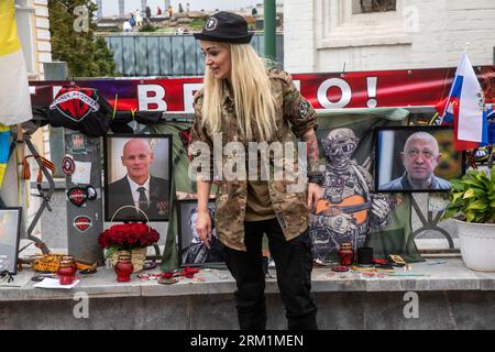 Moscow, Russia. 26th of August, 2023. People lay frlowers to a memorial as they pay tribute to Yevgeny Prigozhin who died in a plane crash, near the Kremlin in the center of Moscow, Russia. Credit: Nikolay Vinokurov/Alamy Live News Stock Photo