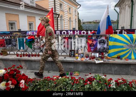 Moscow, Russia. 26th of August, 2023. People lay frlowers to a memorial as they pay tribute to Yevgeny Prigozhin who died in a plane crash, near the Kremlin in the center of Moscow, Russia. Credit: Nikolay Vinokurov/Alamy Live News Stock Photo