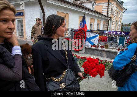 Moscow, Russia. 26th of August, 2023. People lay carnations to a memorial as they pay tribute to Yevgeny Prigozhin who died in a plane crash, near the Kremlin in the center of Moscow, Russia. Credit: Nikolay Vinokurov/Alamy Live News Stock Photo