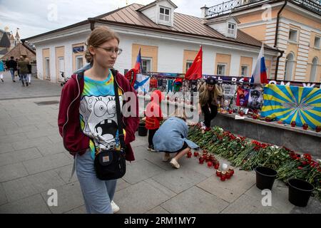 Moscow, Russia. 26th of August, 2023. People lay frlowers to a memorial as they pay tribute to Yevgeny Prigozhin who died in a plane crash, near the Kremlin in the center of Moscow, Russia. Credit: Nikolay Vinokurov/Alamy Live News Stock Photo