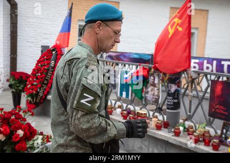 Moscow, Russia. 26th of August, 2023. Airborne soldier came to lay flowers to a memorial as he pays tribute to Yevgeny Prigozhin who died in a plane crash, near the Kremlin in the center of Moscow, Russia. Credit: Nikolay Vinokurov/Alamy Live News Stock Photo