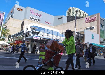 Bildnummer: 59606207  Datum: 06.05.2013  Copyright: imago/Xinhua (130506) -- SYDNEY, May 6, 2013 (Xinhua) -- Pedestrians walk past a shopping mall in Sydney, Australia, May 6, 2013. Australian retail turnover fell 0.4 percent in March following a rise of 1.3 percent in February, figures released on Monday by the Australian Bureau of Statistics (ABS) showed. (Xinhua/Jin Linpeng)(zhf) AUSTRALIA-SYDNEY-RETAIL TURNOVER-FALL PUBLICATIONxNOTxINxCHN Wirtschaft Gesellschaft Einzelhandeslumsatz x0x xmb 2013 quer      59606207 Date 06 05 2013 Copyright Imago XINHUA  Sydney May 6 2013 XINHUA pedestrians Stock Photo
