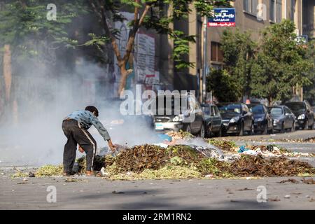 Bildnummer: 59623685  Datum: 09.05.2013  Copyright: imago/Xinhua (130509) -- CAIRO, May 9, 2013 (Xinhua) -- An Egyptian child blocks Muhammad Mahmoud street which leads to the ministry of interior near Tahrir square after an Egyptian court sentenced some protestors accused of breaking into the presidential palace to 15 days awaiting investigations and final sentence, in Cairo, May 9, 2013. (Xinhua/Amru Salahuddien) EGYPT-CAIRO-UNREST PUBLICATIONxNOTxINxCHN Politik Demo Protest xas x0x 2013 quer Aufmacher premiumd      59623685 Date 09 05 2013 Copyright Imago XINHUA  Cairo May 9 2013 XINHUA to Stock Photo