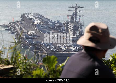 Bildnummer: 59628657  Datum: 11.05.2013  Copyright: imago/Xinhua (130511) -- SEOUL, May 11, 2013 (Xinhua) -- A local resident looks at the nuclear-powered aircraft carrier USS Nimitz in Busan, South Korea, on May 11, 2013. The USS Nimitz arrived here Saturday to join the South Korea-U.S. joint naval drills. (Xinhua/Park Jin-hee) SOUTH KOREA-BUSAN-MILITARY-NIMITZ PUBLICATIONxNOTxINxCHN Gesellschaft Militär USA Flugzeugträger Kampfschiff xdp x0x 2013 quer premiumd      59628657 Date 11 05 2013 Copyright Imago XINHUA  Seoul May 11 2013 XINHUA a Local Resident Looks AT The Nuclear Powered Aircraft Stock Photo