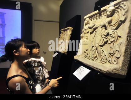 Bildnummer: 59629402  Datum: 10.05.2013  Copyright: imago/Xinhua TAIPEI, May 10, 2013 -- Visitors view the sculpted reliefs during an exhibition A Splendid Time - The Heritage of Imperial Rome in Taipei, southeast China s Taiwan, May 10, 2013. About 300 pieces of authentic artworks from the National Archaeological Museum of Florence in Italy were displayed in the exhibition from May 11 to Aug. 18. (Xinhua/Wu Ching-teng) (ry) CHINA-TAIPEI-EXHIBITION-HERITAGE OF IMPERIAL ROME (CN) PUBLICATIONxNOTxINxCHN Ausstellung Kultur xdp x0x 2013 quer     59629402 Date 10 05 2013 Copyright Imago XINHUA Taip Stock Photo