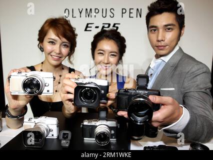 Bildnummer: 59634480  Datum: 13.05.2013  Copyright: imago/Xinhua (130513) -- SEOUL, May 13, 2013 (Xinhua) -- Models display Olympus s new hybrid mirrorless camera OLYMPUS PEN E-P5 during a launch event in Seoul, capital of South Korea, May 13, 2012. The OLYMPUS PEN E-P5 will go on sale in June in South Korea. (Xinhua/Park Jin-Hee) SOUTH KOREA-OLYMPUS-CAMERA-PEN E-P5-LAUNCH PUBLICATIONxNOTxINxCHN Wirtschaft Promotion Technik Fotokamera Kamera x0x xst 2013 quer     59634480 Date 13 05 2013 Copyright Imago XINHUA  Seoul May 13 2013 XINHUA Models Display Olympus S New Hybrid  Camera Olympus Pen e Stock Photo