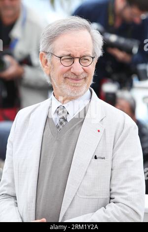 Bildnummer: 59649447  Datum: 15.05.2013  Copyright: imago/Xinhua (130515) -- CANNES, May 15, 2012 (Xinhua) -- President of the Jury, U.S. director Steven Spielberg poses during the photocall of the Jury at the 66th annual Cannes Film Festival in Cannes, France, May 15, 2013. (Xinhua/Gao Jing) FRANCE-CANNES-FILM FESTIVAL-JURY MEMBERS PUBLICATIONxNOTxINxCHN Kultur Entertainment People Film 66 Internationale Filmfestspiele Cannes xas x0x Porträt 2013 hoch      59649447 Date 15 05 2013 Copyright Imago XINHUA  Cannes May 15 2012 XINHUA President of The Jury U S Director Steven Spielberg Poses durin Stock Photo