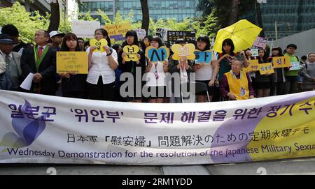 Bildnummer: 59651639  Datum: 15.05.2013  Copyright: imago/Xinhua (130516) -- SEOUL, May 2013 (Xinhua) -- South Korean students and a group of Korean former comfort women who were forced to serve Japanese army during World War II protest against the recent comment of Japan s Osaka Mayor Toru Hashimoto in front of the Japanese embassy in Seoul, South Korea, May 15, 2013. Toru Hashimoto said that comfort women were necessary elements for Japanese soldiers during World War II. (Xinhua/Park Jin-hee) SOUTH KOREA-SEOUL-PROTEST-COMFORT WOMEN PUBLICATIONxNOTxINxCHN xcb x0x 2013 quer     59651639 Date 1 Stock Photo