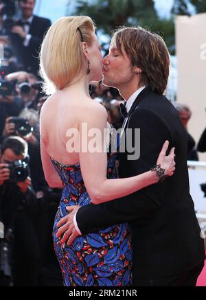 Keith Urban hugging a friend as he arrives to film an episode of