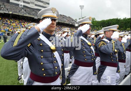 Bildnummer: 59701241  Datum: 25.05.2013  Copyright: imago/Xinhua Graduating cadets salute during the graduation ceremonies at the United States Military Academy at West Point, New York, the United States, May 25, 2013. 1,007 cadets graduated on Saturday from the famous military academy founded in 1802. (Xinhua/Wang Lei) (ybg) US-NEW YORK-WEST POINT-GRADUATION PUBLICATIONxNOTxINxCHN Gesellschaft Miliär Abschluss Akademie Militär xsp x0x 2013 quer     59701241 Date 25 05 2013 Copyright Imago XINHUA graduating Cadets Salute during The Graduation Ceremonies AT The United States Military Academy AT Stock Photo