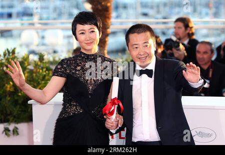 Bildnummer: 59708005  Datum: 26.05.2013  Copyright: imago/Xinhua (130526) -- CANNES, May 26, 2012 (Xinhua) -- Chinese director Jia Zhangke (R) and his wife, actress Zhao Tao pose during a photocall after being awarded with Best Screenplay for the film Tian Zhu Ding (A Touch of Sin) at the 66th Cannes Film Festival in Cannes, France, on May 26, 2013. The festival ended here on Sunday night. (Xinhua/Gao Jing) FRANCE-CANNES-FILM FESTIVAL-AWARD PUBLICATIONxNOTxINxCHN Entertainment Film 66 Internationale Filmfestspiele Cannes People Preisträger Goldene Palme x0x xkg 2013 quer      59708005 Date 26 Stock Photo