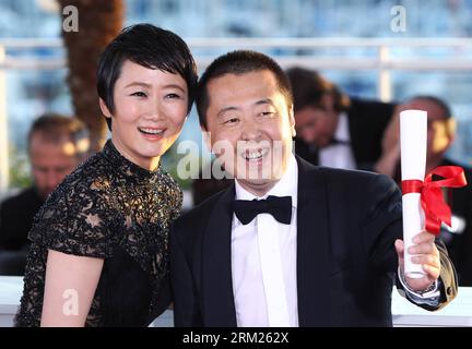 Bildnummer: 59708002  Datum: 26.05.2013  Copyright: imago/Xinhua (130526) -- CANNES, May 26, 2012 (Xinhua) -- Chinese director Jia Zhangke (R) and his wife, actress Zhao Tao pose during a photocall after being awarded with Best Screenplay for the film Tian Zhu Ding (A Touch of Sin) at the 66th Cannes Film Festival in Cannes, France, on May 26, 2013. The festival ended here on Sunday night. (Xinhua/Gao Jing) FRANCE-CANNES-FILM FESTIVAL-AWARD PUBLICATIONxNOTxINxCHN Entertainment Film 66 Internationale Filmfestspiele Cannes People Preisträger Goldene Palme x0x xkg 2013 quer      59708002 Date 26 Stock Photo