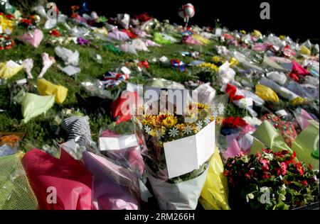 Bildnummer: 59708038  Datum: 26.05.2013  Copyright: imago/Xinhua Flowers and cards are placed at the site where British soldier Lee Rigby was murdered in Woolwich, east London on May 26, 2013. (Xinhua/Bimal Gautam) UK-LONDON-SOLDIER-MOURN PUBLICATIONxNOTxINxCHN Gesellschaft x2x xkg 2013 quer o0 Terror Mord Terroranschlag Anschlag andenken Gedenken Trauer Anteilnahme     59708038 Date 26 05 2013 Copyright Imago XINHUA Flowers and Cards are placed AT The Site Where British Soldier Lee Rigby what murdered in Woolwich East London ON May 26 2013 XINHUA Bimal Gautam UK London Soldier Morne PUBLICATI Stock Photo