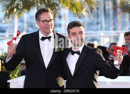 Bildnummer: 59708034  Datum: 26.05.2013  Copyright: imago/Xinhua (130526) -- CANNES, May 26, 2012 (Xinhua) -- U.S. actor Oscar Isaac (R) and Studiocanal CEO Olivier Courson (L) pose during the Award Winners photocall after the Coen brothers won the Grand Prix (Prize) for Inside Llewyn Davis at the 66th Cannes Film Festival in Cannes, France, on May 26, 2013. The festival ended here on Sunday night. (Xinhua/Gao Jing) FRANCE-CANNES-FILM FESTIVAL-AWARD PUBLICATIONxNOTxINxCHN Entertainment Film 66 Internationale Filmfestspiele Cannes People Preisträger Goldene Palme x0x xkg 2013 quer Aufmacher pre Stock Photo