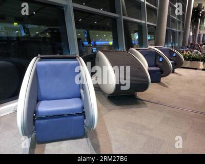 Bildnummer: 59722710  Datum: 29.05.2013  Copyright: imago/Xinhua (130529) -- ABU DHABI, May 29, 2013 (Xinhua) -- Photo taken on May 27, 2013 shows the GoSleep sleeping pods installed at Abu Dhabi International Airport in Abu Dhabi, capital of the United Arab Emirates (UAE). Abu Dhabi International Airport has introduced 10 GoSleep sleeping pods, and passengers can use the chairs by paying 12.25 US dollars. The new Finnish-designed sleeping pods are chairs that can be converted into flat beds, and enable passengers to charge their mobile phones and other electronic devices. The pods also featur Stock Photo