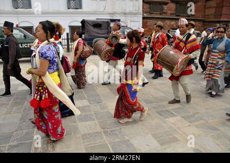 Bildnummer: 59726036  Datum: 29.05.2013  Copyright: imago/Xinhua (130529) -- KATHMANDU, May 29, 2013 (Xinhua) -- Nepali in traditional attire participate in the celebrations to mark the Mt. Qomolangma Diamond Jubilee in Kathmandu, Nepal, May 29, 2013. The families of Edmund Hillary and Sherpa Tenzing Norgay are celebrating on Wednesday the 60th anniversary of the first ascent of Mt. Qomolangma in human history when the two heroes reached the summit. (Xinhua/Sunil Pradhan) NEPAL-KATHMANDU-MT QOMOLANGMA-ASCENT ANNIVERSARY PUBLICATIONxNOTxINxCHN xcb x0x 2013 quer      59726036 Date 29 05 2013 Cop Stock Photo